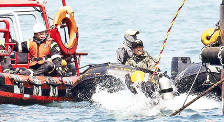 Thợ lặn Hàn Quốc thực hiện công tác cứu hộ phà SEWOL.